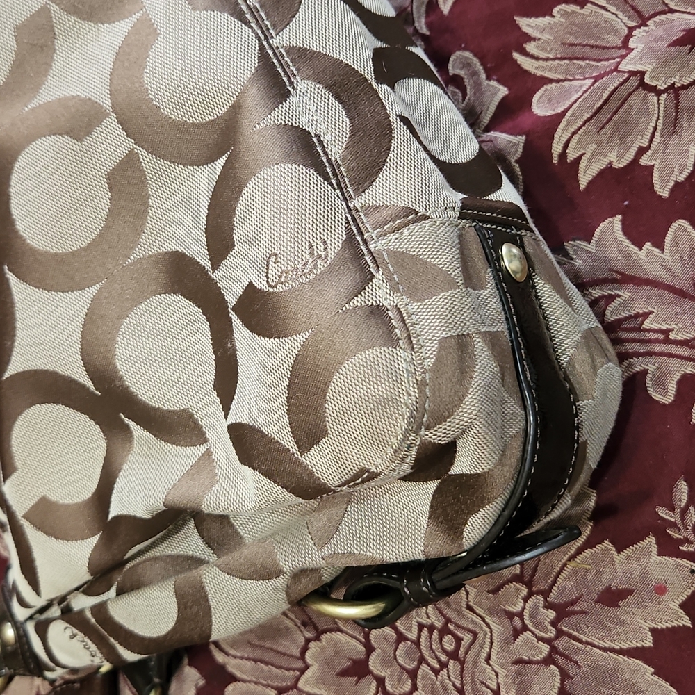 Coach Madison Maggy Shoulder Bag Witj Gold Hardware - Picture 9 of 13